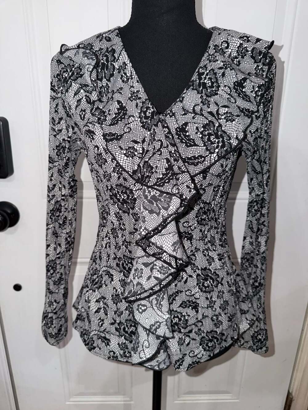Como Petite Black and White Floral Lace Ruffled Long Sleeve V-Neck Blouse